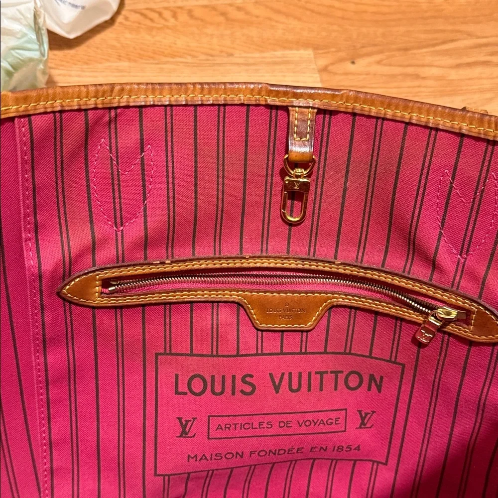 Louis Vuitton Monogram Neverfull MM - Picture 10 of 14
